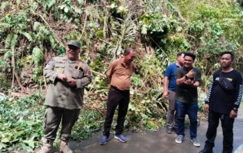 Bupati B/S H. Rifa’i Tajudin Dan Wabup Yevri Sudianto Lakukan Jum’at Bersih Di Wilaya Jembatan Air Manna.