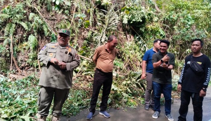 Bupati B/S H. Rifa’i Tajudin Dan Wabup Yevri Sudianto Lakukan Jum’at Bersih Di Wilaya Jembatan Air Manna.