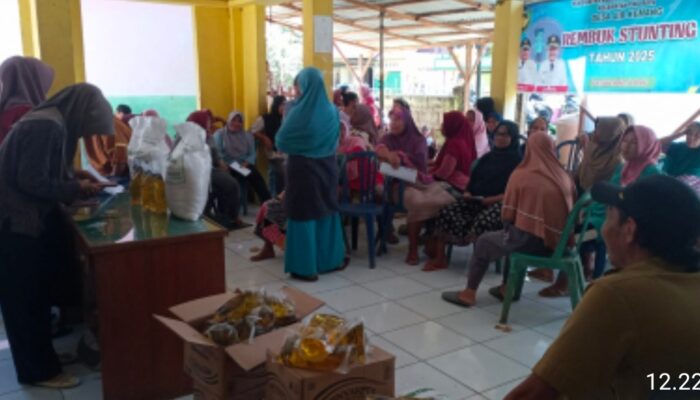 213 Warga Desa Air KemangTerima Bantuan Beras dan Minyak Goreng dari Program BAPANG