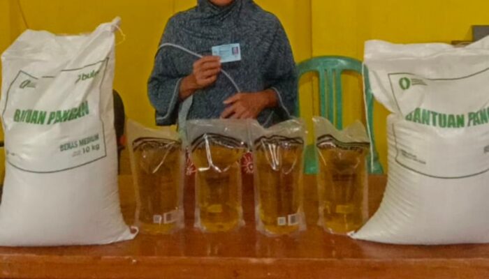 112 Warga Desa Keman Manis Terima Bantuan Beras dan Minyak Goreng dari Program BAPANG