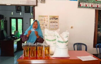 125 Warga Desa Padang MumpoTerima Bantuan Beras dan Minyak Goreng dari Program BAPANG