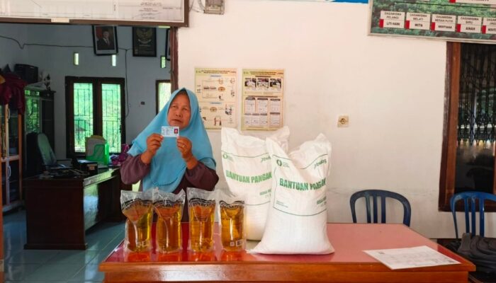 125 Warga Desa Padang MumpoTerima Bantuan Beras dan Minyak Goreng dari Program BAPANG