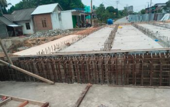 Diduga Gunakan Besi Berkarat, Pengerjaan Jembatan Nasional di Kecamatan Bunga Mas Jadi Sorotan