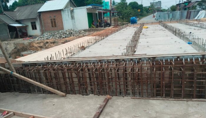 Diduga Gunakan Besi Berkarat, Pengerjaan Jembatan Nasional di Kecamatan Bunga Mas Jadi Sorotan