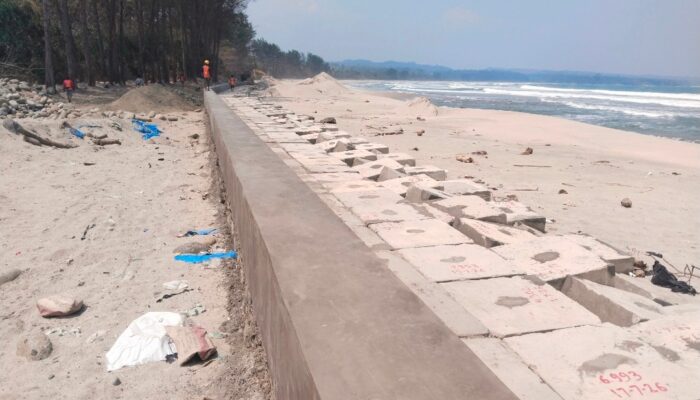 DIDUGA TERJADI PENYIMPANGAN TEKNIS DAN MUTU MATERIAL PROYEK PENGAMANAN PANTAI DIKAUR,KEPALA Balai Wilayah Sungai SUMATERA VII SEGERA DILAPORKAN KE BPK RI HINGGA DPR RI KOMISI V*