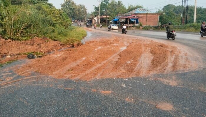 Hujan Semalaman Picu Longsor di Tebing Lubuk Manaau, Akses Jalan Kayu Kunyit Terganggu